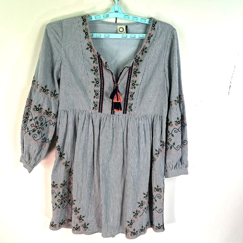 Floral Embroidered V Neck Tunic Shirt Size 4P S/M Gray BOHO Peasant Cotton
